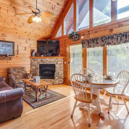 Hugs N Kisses Pool Table Hot Tub Pool Table Community Pool Close To Downtown Gatlinburg Luaran gambar
