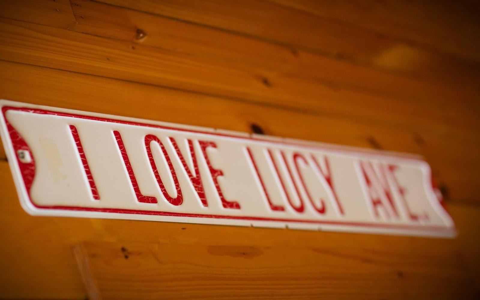 Hugs N Kisses Pool Table Hot Tub Pool Table Community Pool Close To Downtown Gatlinburg Luaran gambar