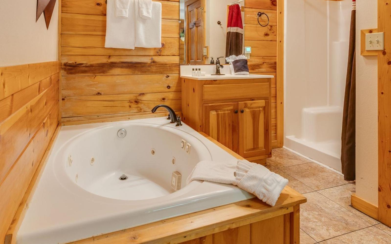 Hugs N Kisses Pool Table Hot Tub Pool Table Community Pool Close To Downtown Gatlinburg Luaran gambar