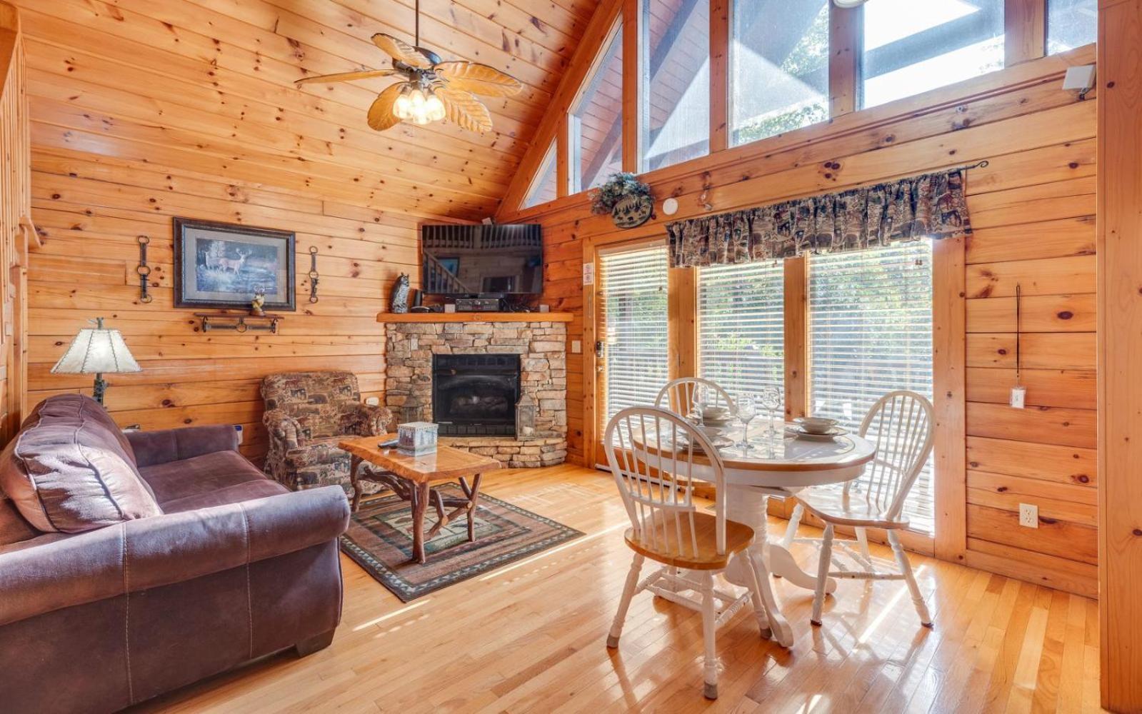 Hugs N Kisses Pool Table Hot Tub Pool Table Community Pool Close To Downtown Gatlinburg Luaran gambar